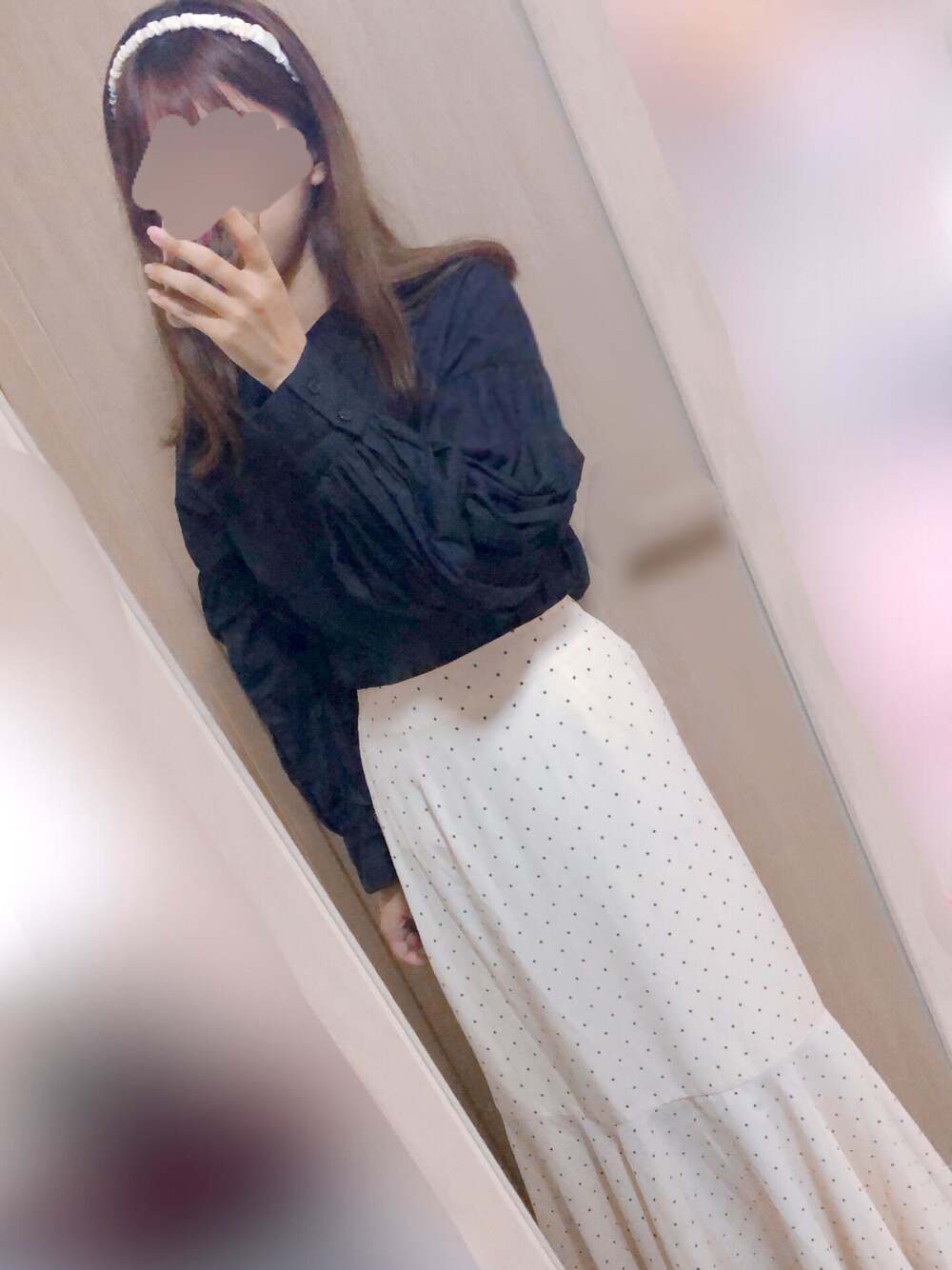 「ブラウス、ドット、ガーリー、カチューシャ、マーメイドスカート、カジュアルガーリー、今日のコーデ、大人かわいい、フレンチガーリー、秋コーデ、黒ブラウス、おしゃれさんと繋がりたい、ボリューム袖、いいね、save、フォローお願いします🤑」｜「SPINNSの長袖 ノーカラーデザイン（シャツ/ブラウス、ブラック系）」を使った、rikaさん（レディース・154cm）の秋コーディネートの1枚目の写真