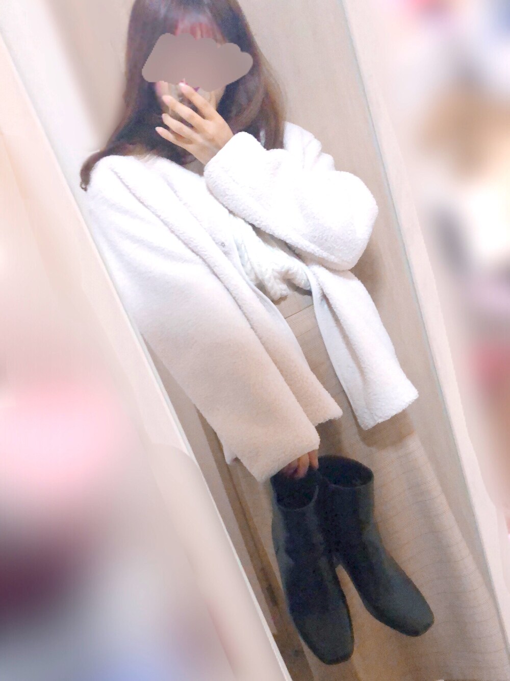 「チェック、タイトスカート、ベージュ、ボア、UNIQLO、ショートブーツ、冬コーデ、GU、ニットベスト、プチプラコーデ、大人ガーリー、淡色コーデ、秋冬コーデ、おしゃれさんと繋がりたい、いいね、save、フォローお願いします🤑」｜「GUのアイテム（ブーツ、ブラック系）」を使った、rikaさん（レディース・154cm）の秋コーディネートの1枚目の写真
