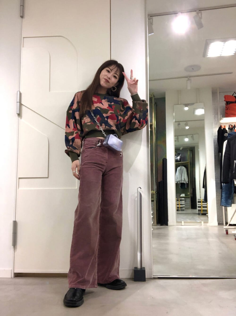 「ニット、カモフラ、秋のコーデ、Diesel、パンツスタイル、ディーゼル、カジュアルコーデ、京都ポルタ、DIESEL京都ポルタ、ラブアンドピース2021」｜「DIESELのDIESEL FW21 デニム レディース ブーツカット フレア カラーパンツ コーデュロイ 美シルエット（デニムパンツ、ピンク系）」を使った、우타너 (うたの)さん（レディース・161cm）の秋コーディネートの1枚目の写真