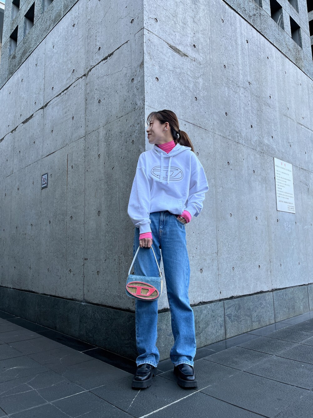 「シンプルコーデ、カジュアルコーデ、大人コーデ、冬コーデ、春コーデ、1月、デニム、パンツスタイル、ディーゼル、Diesel、DIESEL京都ポルタ、京都ポルタ、ホワイト、パーカー、ピンク」｜「DIESELのユニセックス スウェット パーカー リラックスフィット（パーカー、ホワイト系）」を使った、우타너 (うたの)さん（レディース・161cm）の冬コーディネートの1枚目の写真