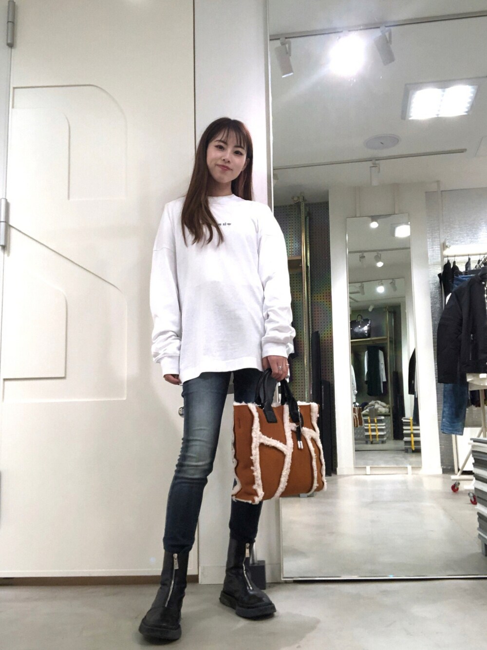 「デニム、ブーツ、シンプル、バッグ、秋のコーデ、ムートン、Diesel、ロンT、休日スタイル、パンツスタイル、スキニーデニム、ディーゼル、オトナカジュアル、京都ポルタ、DIESEL京都ポルタ」｜「DIESELのレディース シアリング 2WAYショルダーバッグ M（トートバッグ、ブラウン系）」を使った、우타너 (うたの)さん（レディース・161cm）の秋コーディネートの1枚目の写真