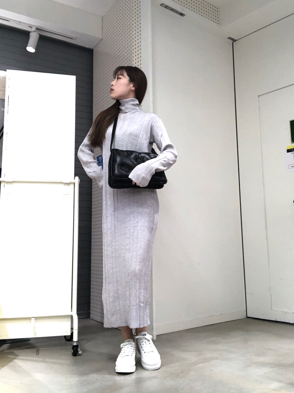 「秋コーデ、オトナカジュアル、シンプル、ワンピース、ニット、スニーカー、ショルダーバッグ、ディーゼル、Diesel、DIESEL京都ポルタ、京都ポルタ、オトナ女子、秋のコーデ、秋冬コーデ、冬コーデ」｜「DIESELのレディース タートルネック ニット リブニット ドロップショルダー マキシ丈（ワンピース、グレー系）」を使った、우타너 (うたの)さん（レディース・161cm）の秋コーディネートの1枚目の写真