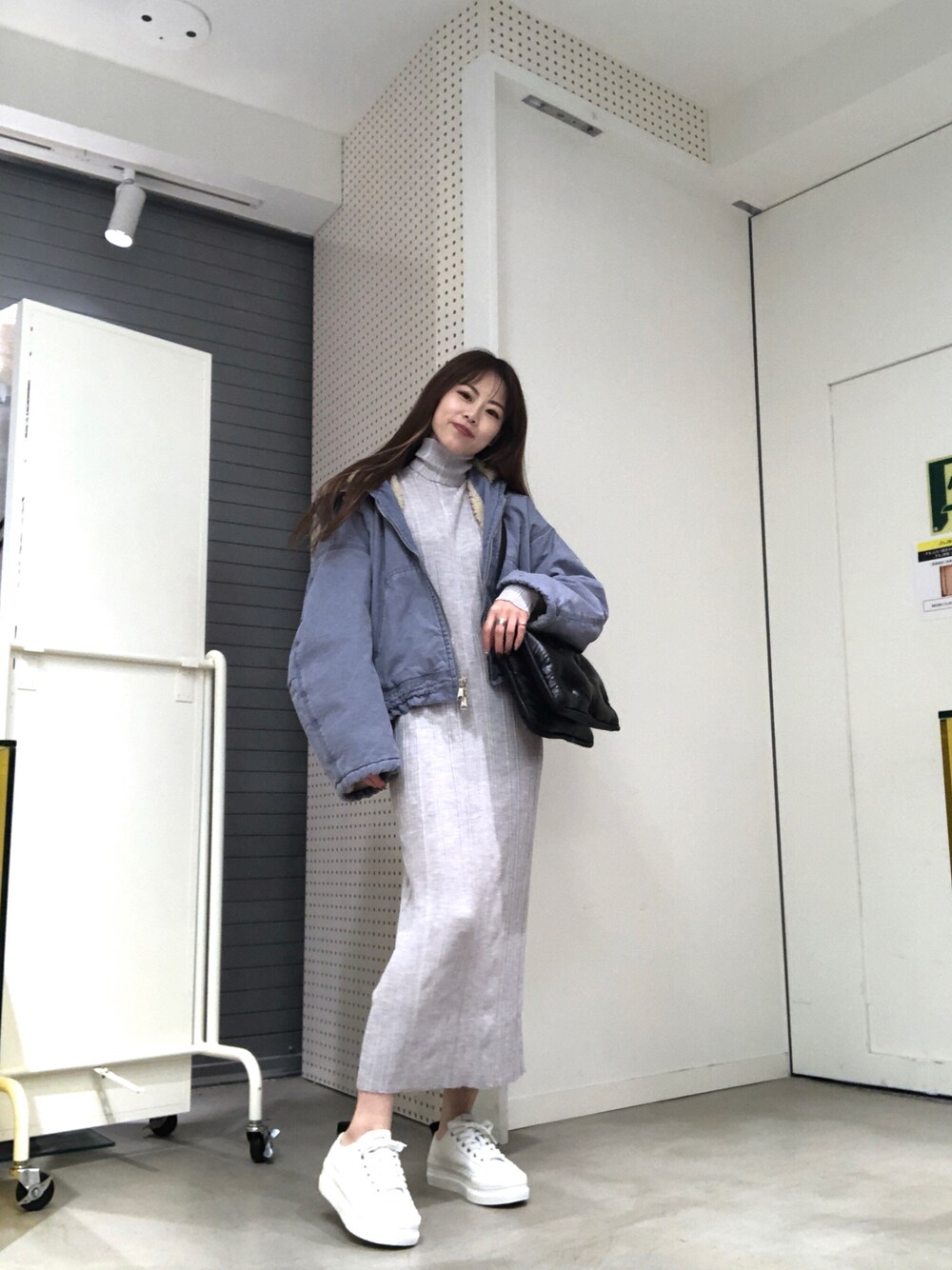 「秋のコーデ、冬コーデ、大人カジュアル、休日スタイル、シンプルコーデ、きれいめカジュアル、大人コーデ、もこもこ、アウター、ワンピース、ディーゼル、Diesel、DIESEL京都ポルタ、京都ポルタ、スニーカー」｜「DIESELのレディース Wソール レザー スニーカー（スニーカー、ホワイト系）」を使った、우타너 (うたの)さん（レディース・161cm）の秋コーディネートの1枚目の写真