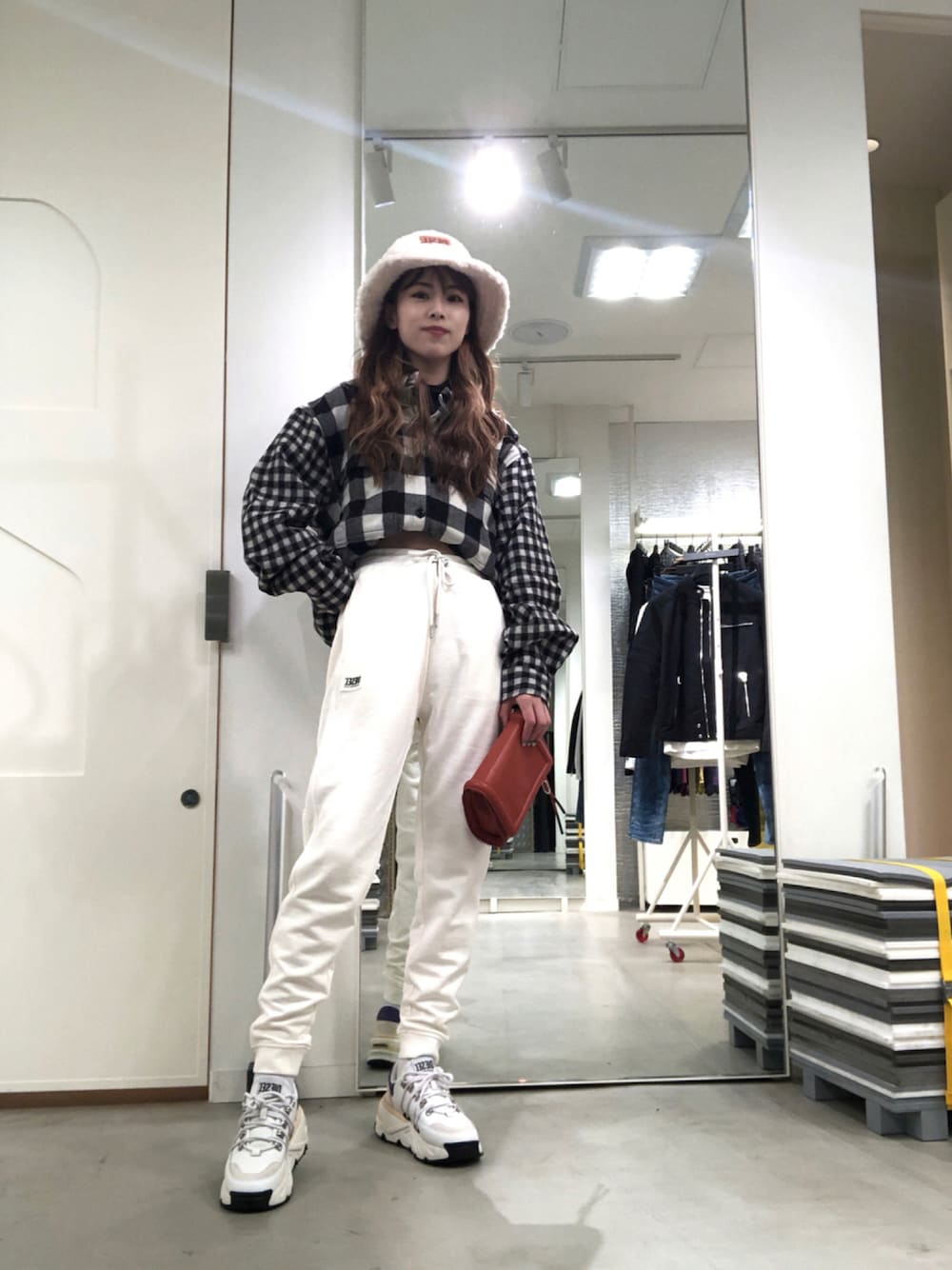 「大人コーデ、秋のコーデ、秋コーデ、休日スタイル、キャップ、スウェット、スニーカー、もこもこ、ショルダーバッグ、チェック、ホワイト、ディーゼル、Diesel、DIESEL京都ポルタ、京都ポルタ」｜「DIESELのメンズ スウェットパンツ ロゴパッチ（その他パンツ、ホワイト系）」を使った、우타너 (うたの)さん（レディース・161cm）の秋コーディネートの1枚目の写真