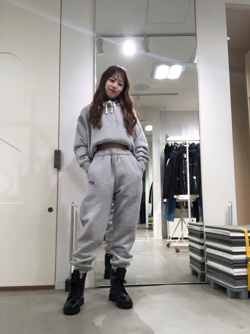 「秋のコーデ、パンツスタイル、ワイドパンツ、ブーツ、セットアップ、ディーゼル、Diesel、DIESEL京都ポルタ、京都ポルタ、秋冬コーデ、スウェット、グレー、カジュアルコーデ、ショルダーバッグ、休日スタイル」｜「DIESELのレディース レザー ワークブーツ（ブーツ、ブラック系）」を使った、우타너 (うたの)さん（レディース・161cm）の秋コーディネートの1枚目の写真