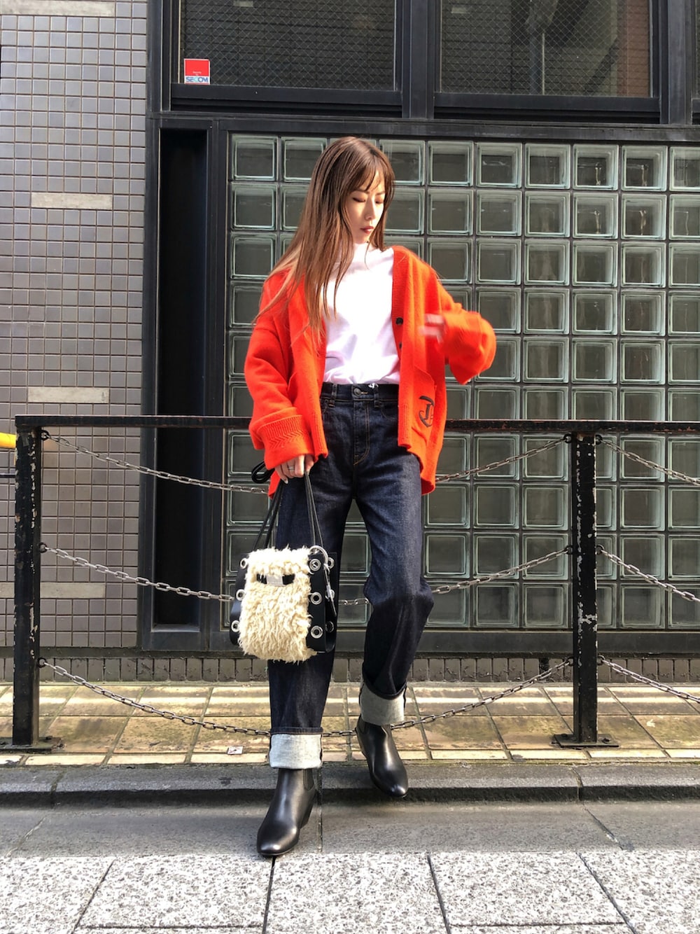 「秋のコーデ、カーディガン、パンツスタイル、デニム、ブーツ、ショルダーバッグ、もこもこ、大人カジュアル、大人コーデ、ディーゼル、Diesel、DIESEL京都ポルタ、京都ポルタ、レッド、タートルネック」｜「DIESELのレディース カーフレザー チェルシーブーツ（ブーツ、ブラック系）」を使った、우타너 (うたの)さん（レディース・161cm）の秋コーディネートの1枚目の写真