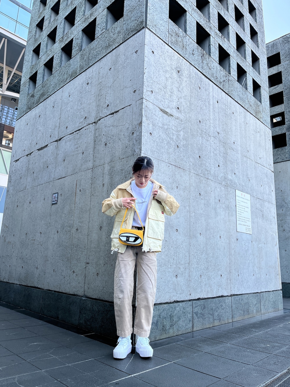 「冬コーデ、シンプル、春コーデ、パンツスタイル、ジャケット、ショルダーバッグ、ロンT、大人カジュアル、大人コーデ、カジュアル、カーゴパンツ、ベージュ、Diesel、DIESEL京都ポルタ、京都ポルタ」｜「DIESELのレディース サステナブル Tシャツ エンブロイダリー リラックスフィット バックプリント（Tシャツ/カットソー、ホワイト系）」を使った、우타너 (うたの)さん（レディース・161cm）の冬コーディネートの1枚目の写真