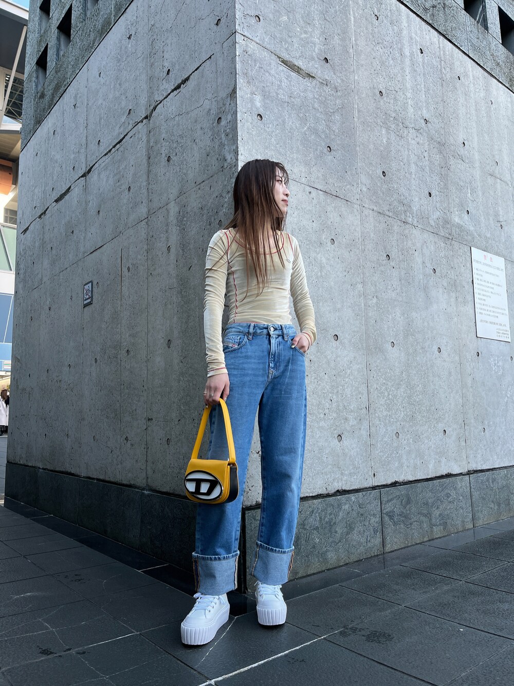 「冬コーデ、オトナカジュアル、オトナ女子、シンプル、デニム、パンツスタイル、春コーデ、スニーカー、ベロア、ディーゼル、Diesel、DIESEL京都ポルタ、京都ポルタ、厚底シューズ、12月」｜「DIESELのレディース 長袖 カットソー ベロア トップス（Tシャツ/カットソー、ホワイト系）」を使った、우타너 (うたの)さん（レディース・161cm）の冬コーディネートの1枚目の写真