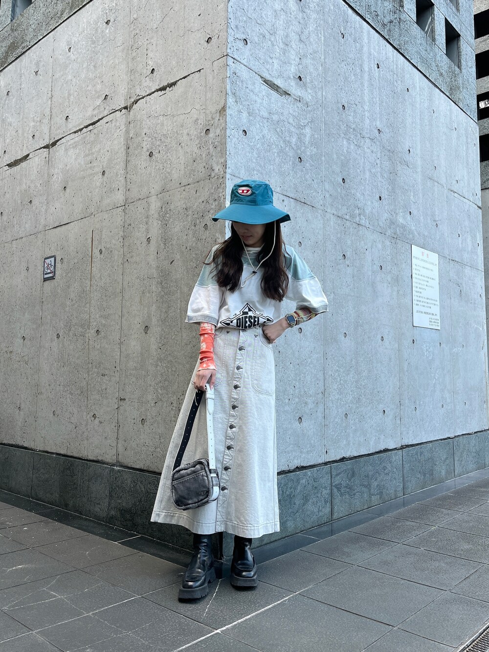 「シンプルコーデ、オトナカジュアル、カジュアルコーデ、デニム、スカート、バケットハット、ディーゼル、Diesel、DIESEL京都ポルタ、京都ポルタ、春コーデ、春、スカートスタイル、ニット、2月」｜「DIESELのレディース ダークウォッシュデニム ハンドバッグ（ハンドバッグ、ブラック系）」を使った、우타너 (うたの)さん（レディース・161cm）の冬コーディネートの1枚目の写真