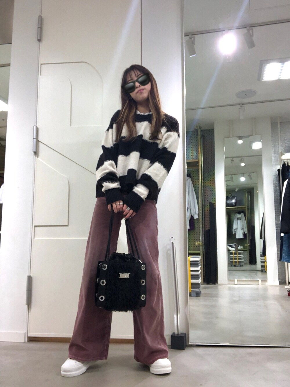 「シンプルコーデ、大人コーデ、きれいめカジュアル、秋のコーデ、autumn、パンツスタイル、ニット、ピンク、ボーダー、スニーカー、デニム、ディーゼル、Diesel、DIESEL京都ポルタ、京都ポルタ」｜「DIESELのDIESEL FW21 デニム レディース ブーツカット フレア カラーパンツ コーデュロイ 美シルエット（デニムパンツ、ピンク系）」を使った、우타너 (うたの)さん（レディース・161cm）の秋コーディネートの1枚目の写真