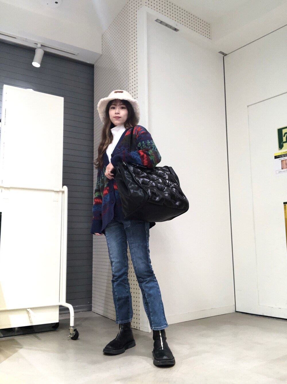 「秋のコーデ、カジュアルコーデ、大人コーデ、パンツスタイル、きれいめカジュアル、デニム、カーディガン、ニット、もこもこ、ディーゼル、Diesel、DIESEL京都ポルタ、京都ポルタ、冬コーデ、バケットハット」｜「DIESELのレディース ニット カーディガン ウール ワイドフィット マルチカラー ジャガード（カーディガン/ボレロ、グリーン系）」を使った、우타너 (うたの)さん（レディース・161cm）の秋コーディネートの1枚目の写真