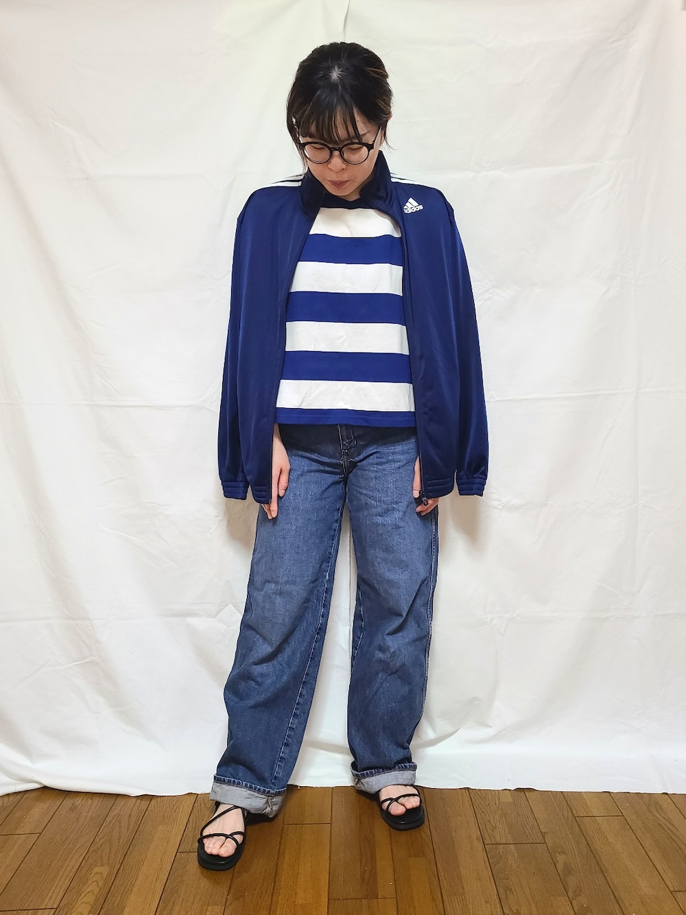 「デニムっていいよね、大人カジュアル、スポーツミックス、adidas、ジャージ、ボーダー、モノトーン、ラフ、サンダル、UNIQLO、初夏コーデ、メガネ女子、おしゃれさんと繋がりたい、フォローミー」｜「UNIQLOのハイライズボーイフレンドジーンズ（デニムパンツ、ブルー系）」を使った、むぅ。さん（レディース・158cm）の夏コーディネートの1枚目の写真