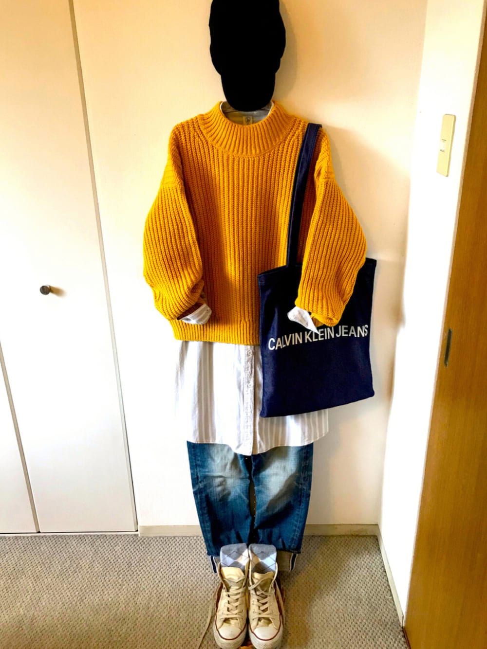 「ビッグシルエット、レイヤードスタイル、ハイカットスニーカー、秋コーデ、お洒落勉強中、SNS勉強中」｜「UNIQLOの一目惚れで購入😍 (¥2,990)これを買いに行ったとき、ATM事件が起きたw（ニット/セーター、イエロー系）」を使った、Yes！トメ子さん（レディース・162cm）の秋コーディネートの1枚目の写真