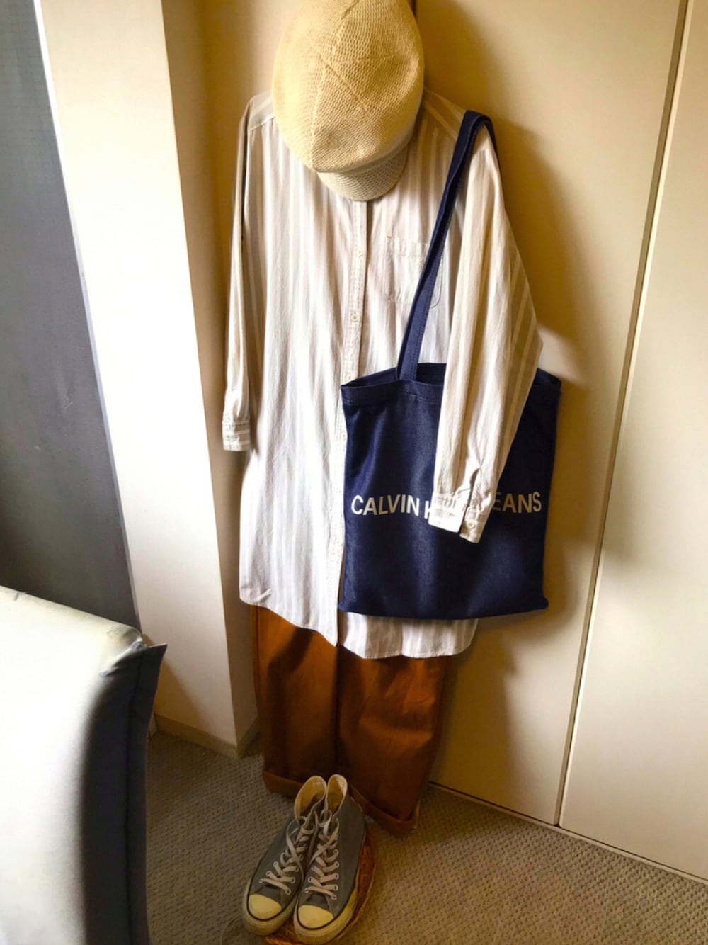「スニーカー、シャツワンピース、カジュアルコーデ、服がない」｜「ikkaのアイテム（シャツワンピース、ホワイト系）」を使った、Yes！トメ子さん（レディース・162cm）の秋コーディネートの1枚目の写真