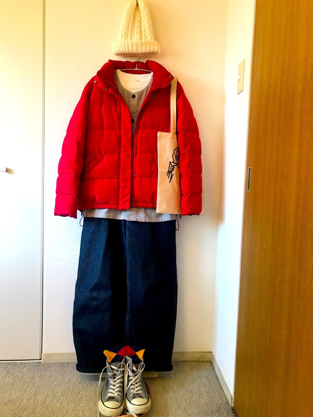 「ダウンジャケット、トリコロール、レイヤードスタイル、クリスマス、ビッグシルエット、プチプラ、さしシマシマ⚓︎、服の話が皆無、密かにずっと言いたかったこと」｜「ルームパステルの雑貨屋さんで、¥980‼️(^o^)/（ニットキャップ/ビーニー、ホワイト系）」を使った、Yes！トメ子さん（レディース・162cm）の冬コーディネートの1枚目の写真