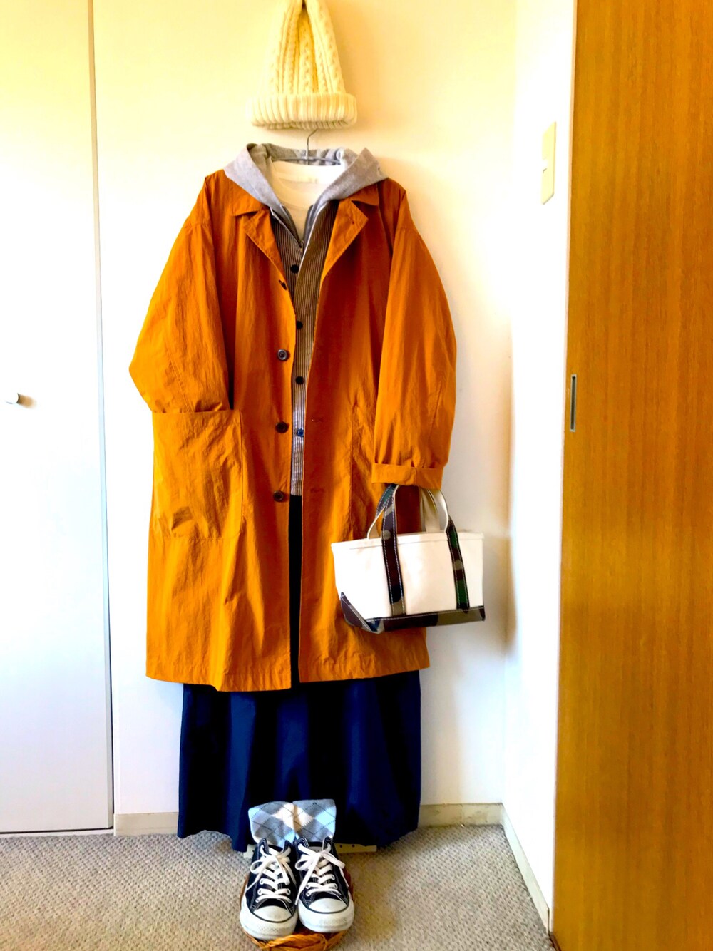 「トートバッグ、ビッグシルエット、秋のコーデ、レイヤードスタイル、服の話が皆無、我が家の、謎のルールコーデ」｜「groveのたぶん、3,000円ぐらいだったのに、15年ぐらい着れてるパーカー(；ﾟДﾟ)（パーカー、グレー系）」を使った、Yes！トメ子さん（レディース・162cm）の秋コーディネートの1枚目の写真
