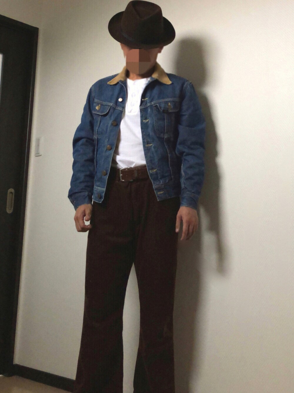 ホワイト系のTシャツ/カットソー、ブラウン系のその他パンツ、ブルー系のデニムジャケットを着用したメンズの秋コーディネートの1枚目の写真