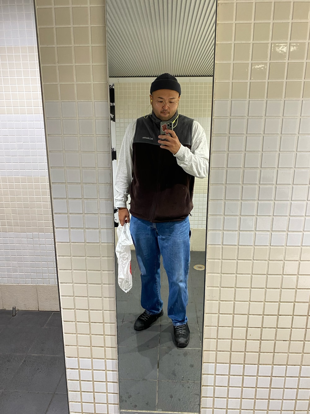 「高身長、191cm、肩幅広い、足のサイズ31cm、ガタイ良さげ、おニューのベストって言っても古着」｜「HI-TECのアイテム（スニーカー、ブラック系）」を使った、デカ丸さん（メンズ・191cm）の秋コーディネートの1枚目の写真