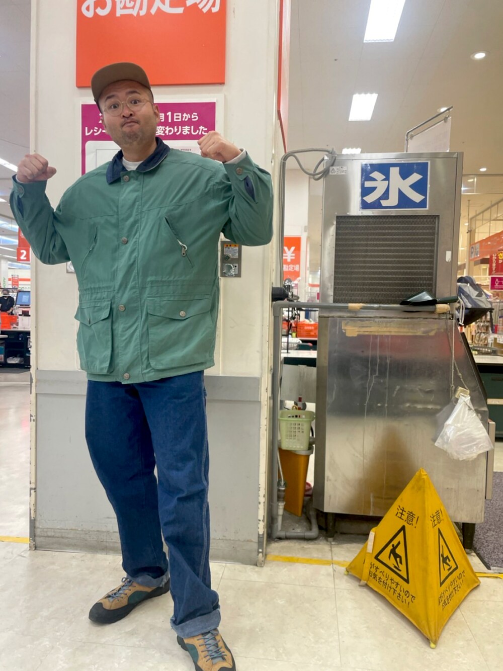 「高身長、191cm、肩幅広い、足のサイズ31cm、ガタイ良さげ、マッチョポーズは特に意味なし」｜「RWCHEのアイテム（キャップ、ベージュ系）」を使った、デカ丸さん（メンズ・191cm）の秋コーディネートの1枚目の写真