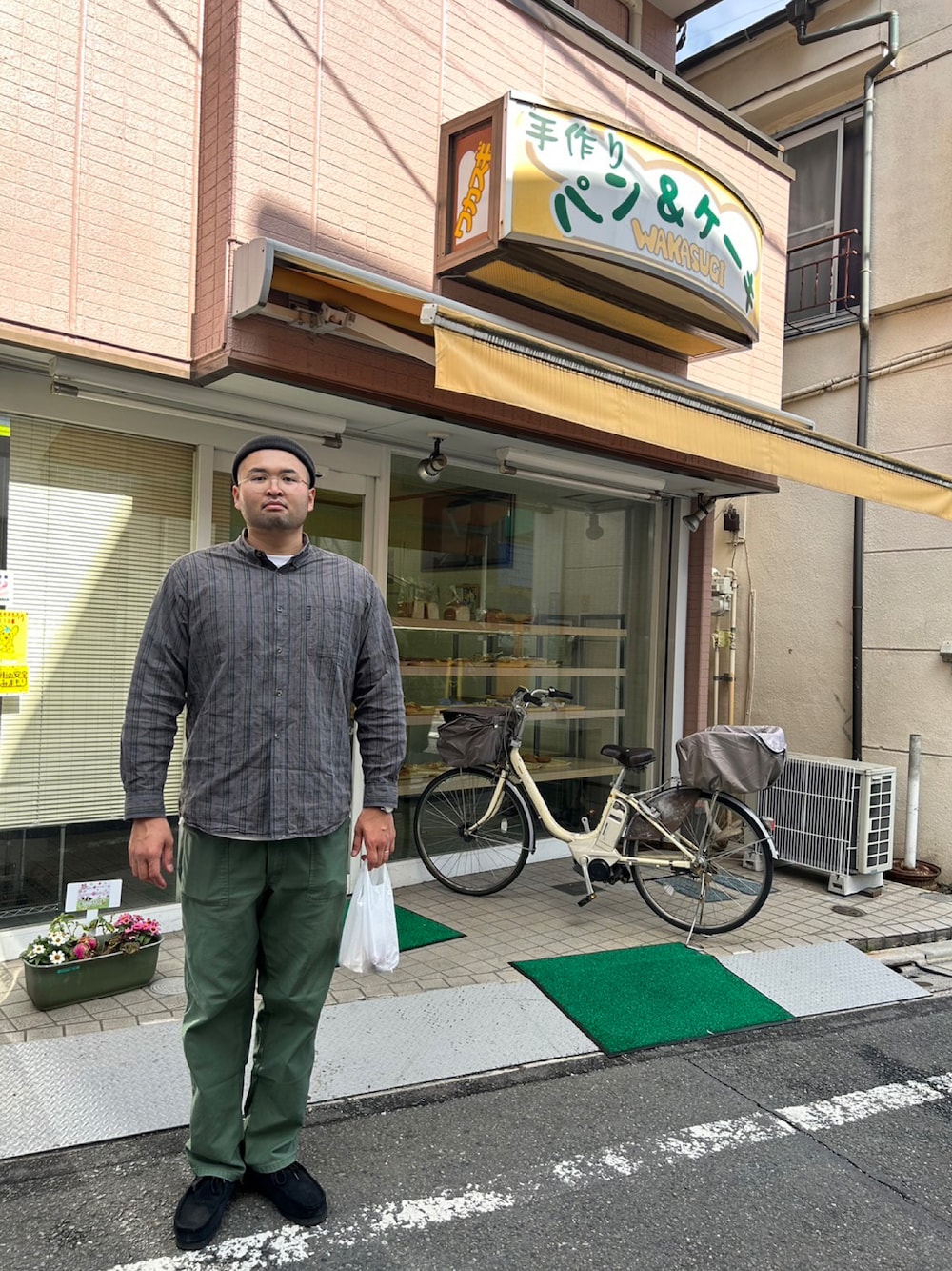 「高身長、191cm、肩幅広い、足のサイズ31cm、ガタイ良さげ、不動の姿勢、オリジナルTシャツ作りました」｜「Clarksのアイテム（シューズ、ブラック系）」を使った、デカ丸さん（メンズ・191cm）の秋コーディネートの1枚目の写真