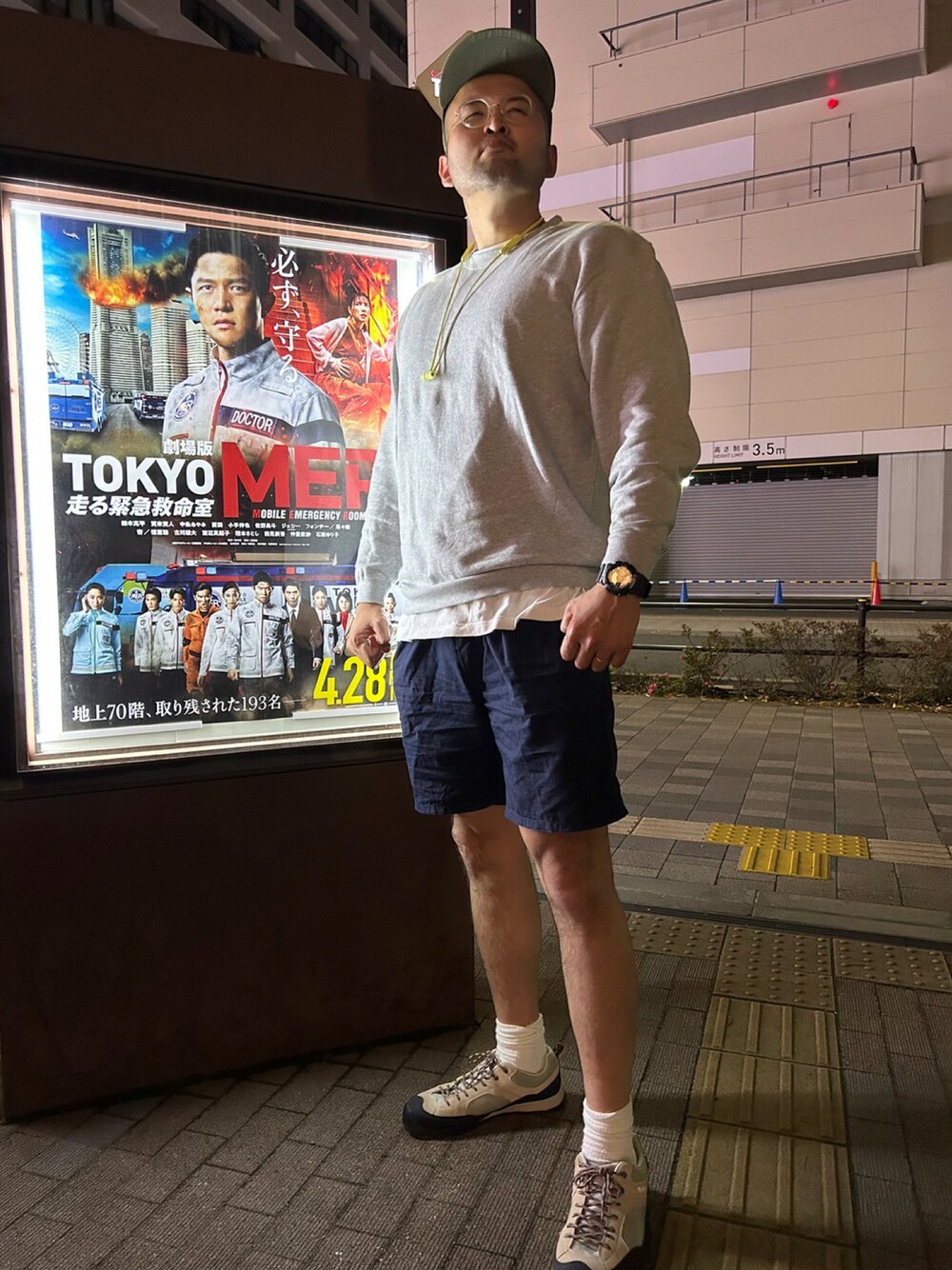 「高身長、191cm、肩幅広い、足のサイズ31cm、ガタイ良さげ」｜「HI-TECのアイテム（シューズ、ベージュ系）」を使った、デカ丸さん（メンズ・191cm）の春コーディネートの1枚目の写真