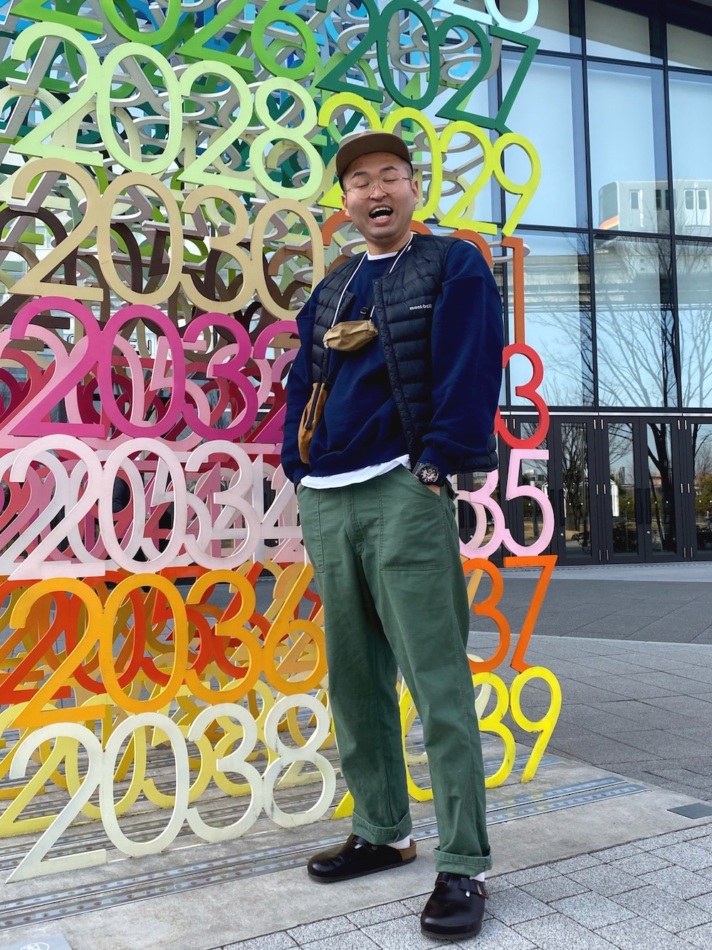 「高身長、191cm、肩幅広い、足のサイズ31cm、ガタイ良さげ、チラッとモノレール、2022」｜「BIRKENSTOCKのアイテム（シューズ、ブラウン系）」を使った、デカ丸さん（メンズ・191cm）の春コーディネートの1枚目の写真