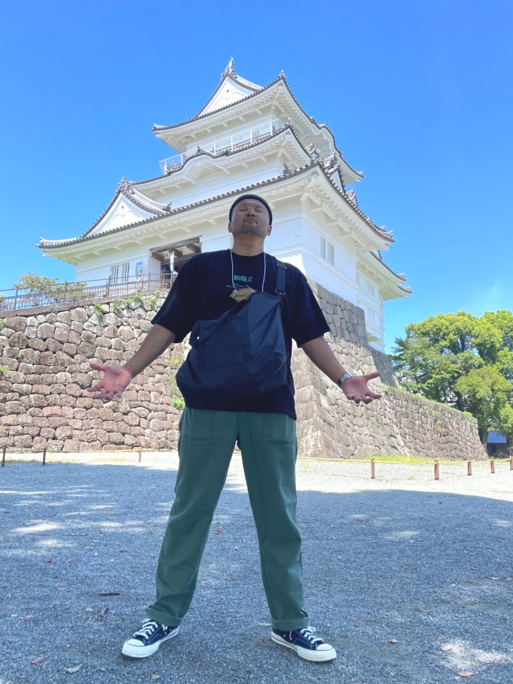 「高身長、191cm、肩幅広い、足のサイズ31cm、ガタイ良さげ、小田原城」｜「CONVERSEのアイテム（スニーカー、ブラック系）」を使った、デカ丸さん（メンズ・191cm）の秋コーディネートの1枚目の写真