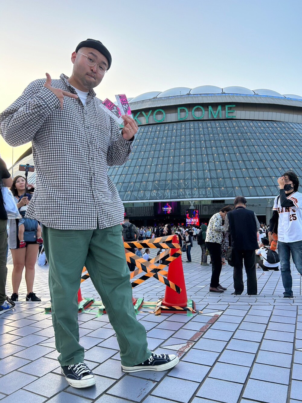 「高身長、191cm、肩幅広い、足のサイズ31cm、ガタイ良さげ、TOKYO DOME、オーロラシート、ヤクルト負けちった」｜「CONVERSEのアイテム（スニーカー、ブラック系）」を使った、デカ丸さん（メンズ・191cm）の春コーディネートの1枚目の写真