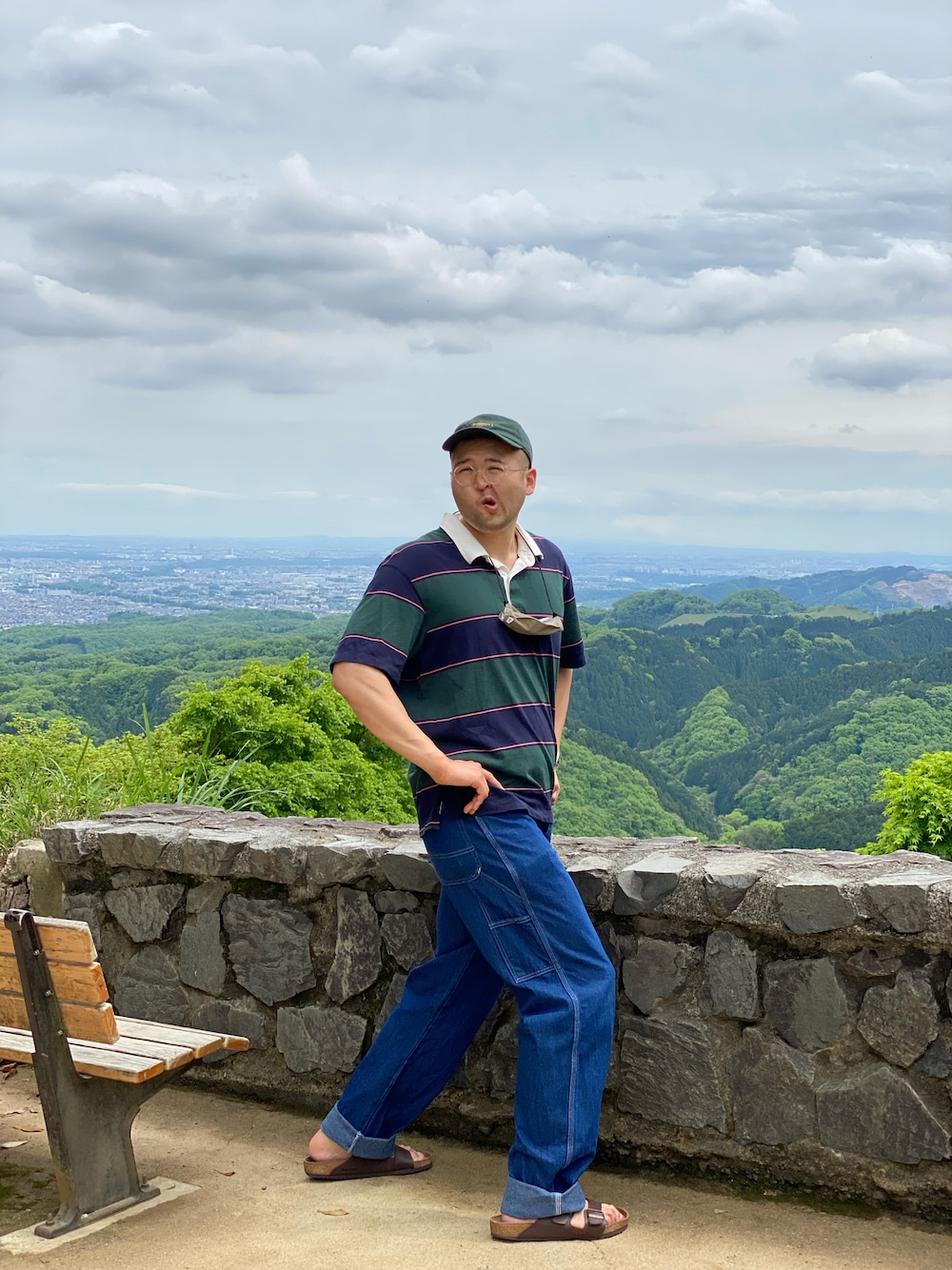 「高身長、191cm、肩幅広い、足のサイズ31cm、ガタイ良さげ」｜「BIRKENSTOCKのアイテム（サンダル、ブラウン系）」を使った、デカ丸さん（メンズ・191cm）の春コーディネートの1枚目の写真