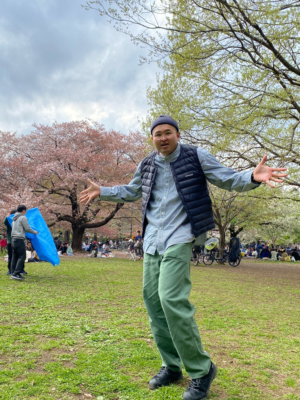「高身長、191cm、肩幅広い、足のサイズ31cm、ガタイ良さげ、井の頭恩賜公園」｜「HI-TECのアイテム（シューズ、ブラック系）」を使った、デカ丸さん（メンズ・191cm）の春コーディネートの1枚目の写真