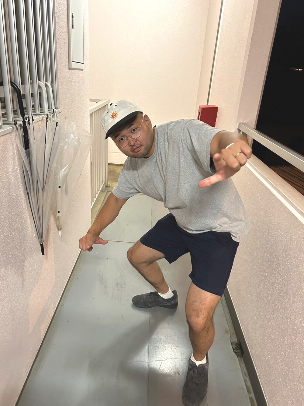「高身長、191cm、肩幅広い、足のサイズ31cm、ガタイ良さげ、ぶぶかイマイチ」｜「ASICSのアイテム（スニーカー、グレー系）」を使った、デカ丸さん（メンズ・191cm）の夏コーディネートの1枚目の写真