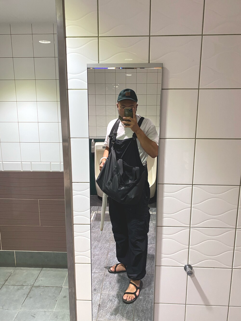 「高身長、191cm、肩幅広い、足のサイズ31cm、ガタイ良さげ、ラーメン、銭湯、せんべろ」｜「mont-bellのアイテム（キャップ、グリーン系）」を使った、デカ丸さん（メンズ・191cm）の秋コーディネートの1枚目の写真