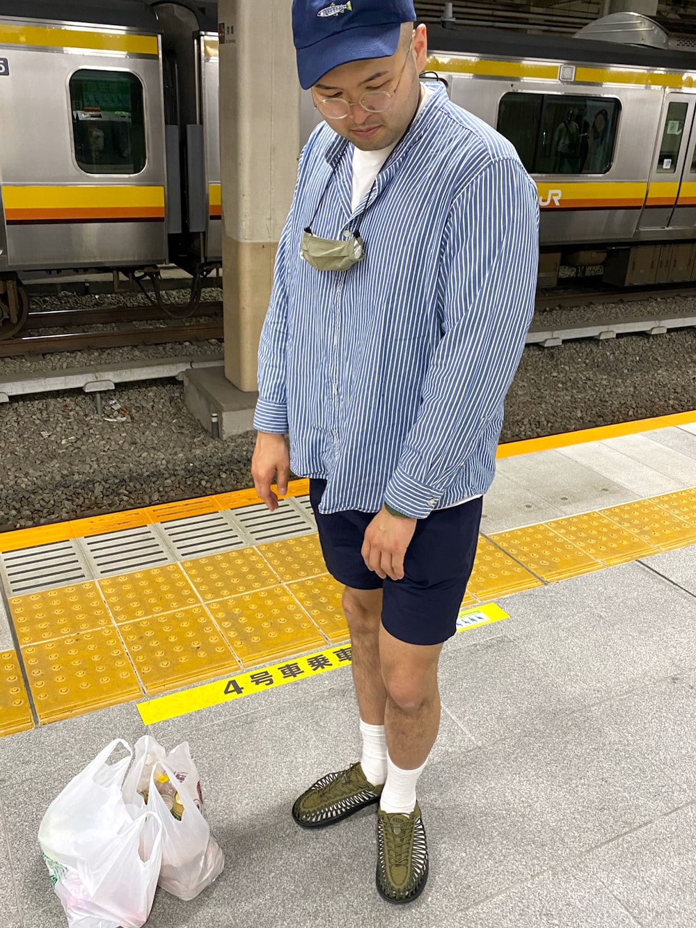 「高身長、191cm、肩幅広い、足のサイズ31cm、ガタイ良さげ、駅ホーム、夏だね〜」｜「KEENのアイテム（サンダル、ブラウン系）」を使った、デカ丸さん（メンズ・191cm）の春コーディネートの1枚目の写真