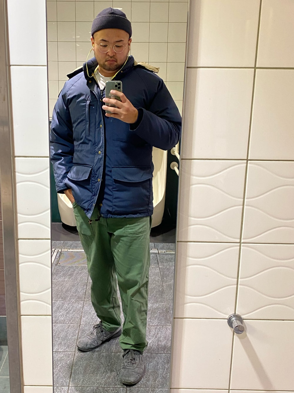 「高身長、191cm、肩幅広い、足のサイズ31cm、ガタイ良さげ、明けましておめでとうございます」｜「ASICSのアイテム（スニーカー、グレー系）」を使った、デカ丸さん（メンズ・191cm）の冬コーディネートの1枚目の写真