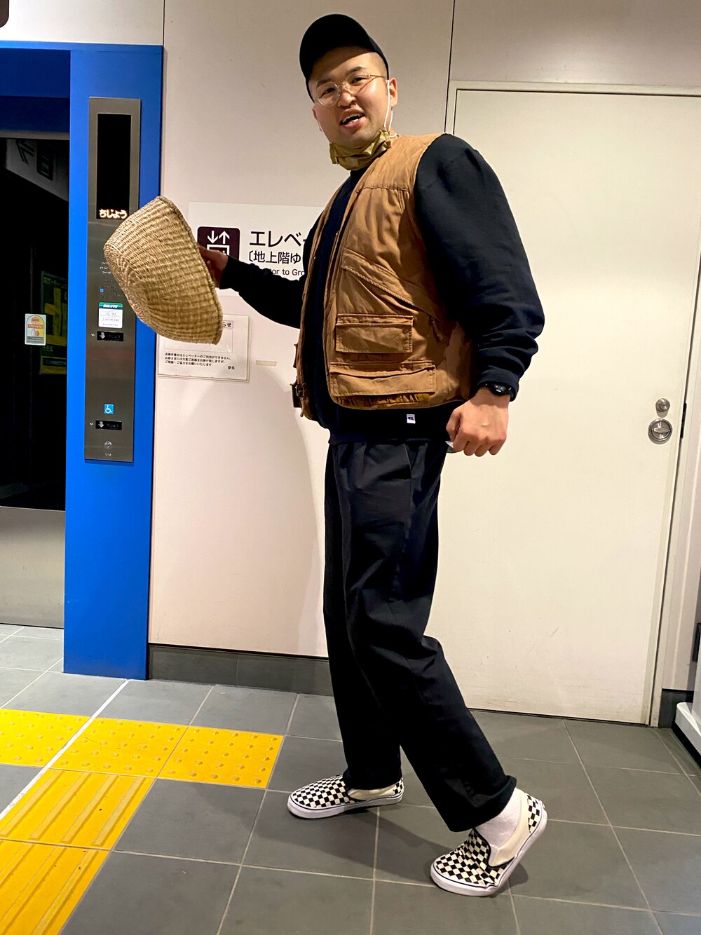 「高身長、191cm、肩幅広い、足のサイズ31cm、ガタイ良さげ、おっかいものおっかいもの、西武そごう」｜「VANSのアイテム（スリッポン、ブラック系）」を使った、デカ丸さん（メンズ・191cm）の春コーディネートの1枚目の写真