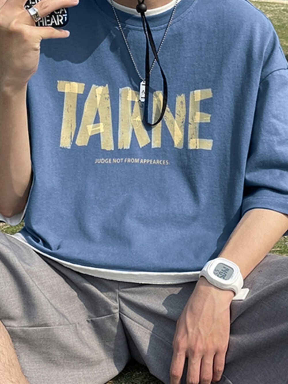 ブルー系のTシャツ/カットソーを着用したメンズの夏コーディネートの1枚目の写真