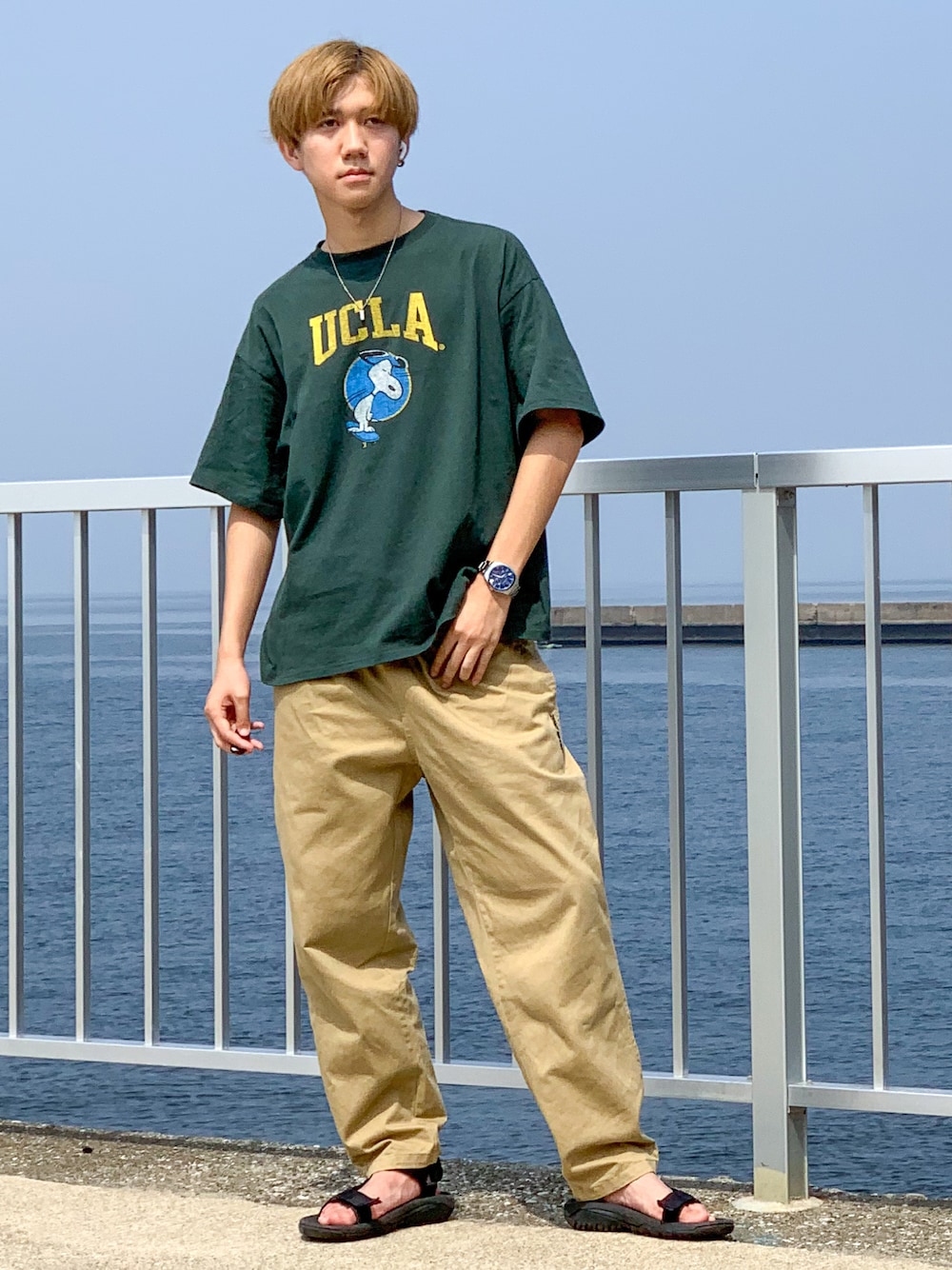 「夏コーデ、カジュアルコーデ、Tシャツ、ラフ、プリントT、ストリート、古着、サンダル、カジュアル、シンプル」｜「FREAK'S STOREのWEB限定 UCLA×PEANUTS 別注 SKATE プリントTシャツ/ビッグシルエット（Tシャツ/カットソー、グリーン系）」を使った、たくみさん（メンズ・171cm）の夏コーディネートの1枚目の写真