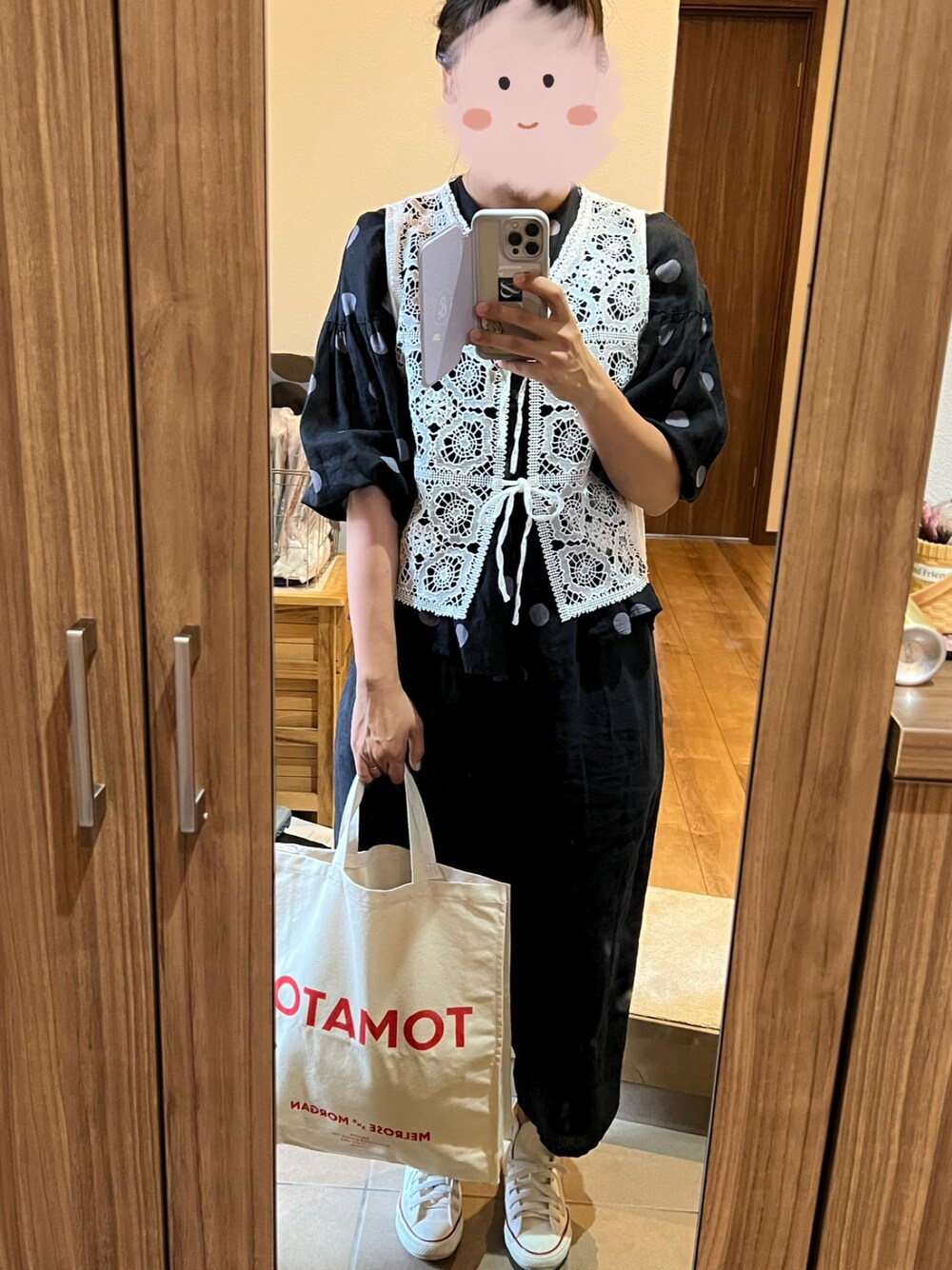 ブラック系のシャツ/ブラウス、ホワイト系のベスト、ブラック系のその他パンツを着用したレディースの夏コーディネートの1枚目の写真