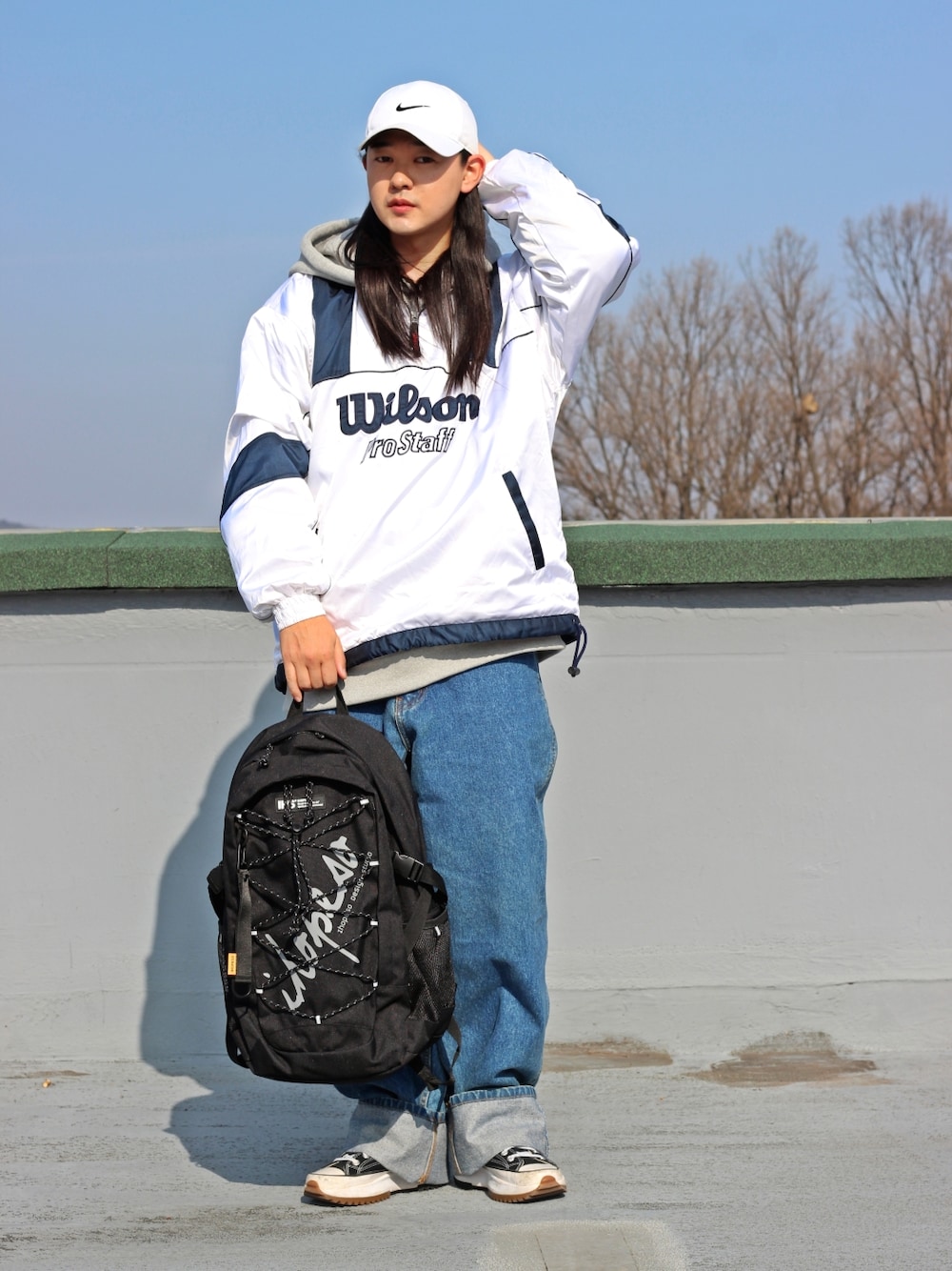 ホワイト系のジャケット/アウターを着用したメンズの冬コーディネートの2枚目の写真