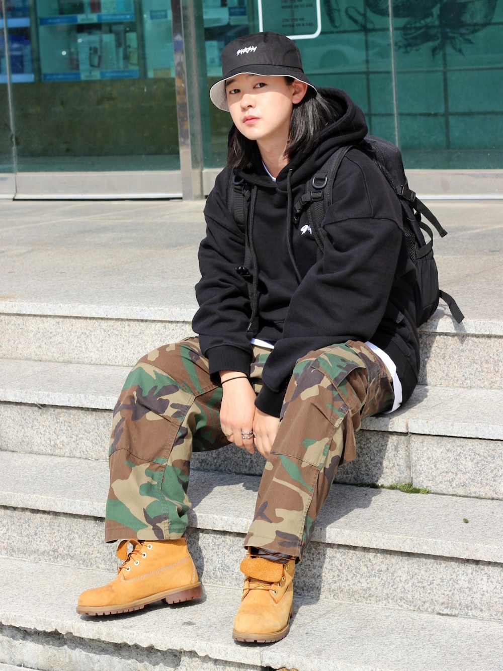 オレンジ系のブーツを着用したメンズの春コーディネートの4枚目の写真