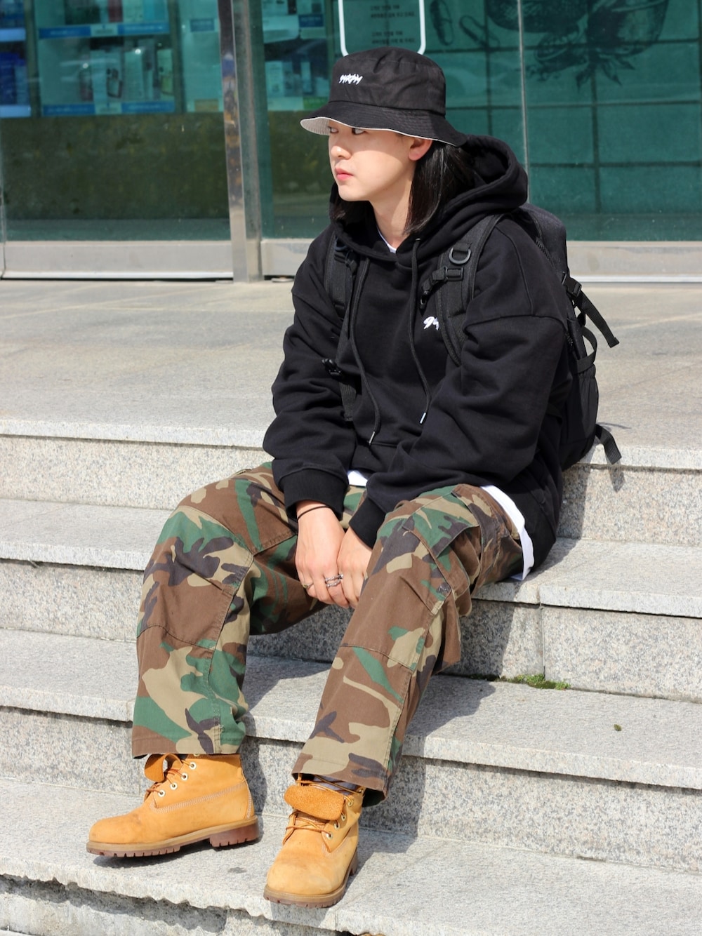 オレンジ系のブーツを着用したメンズの春コーディネートの5枚目の写真