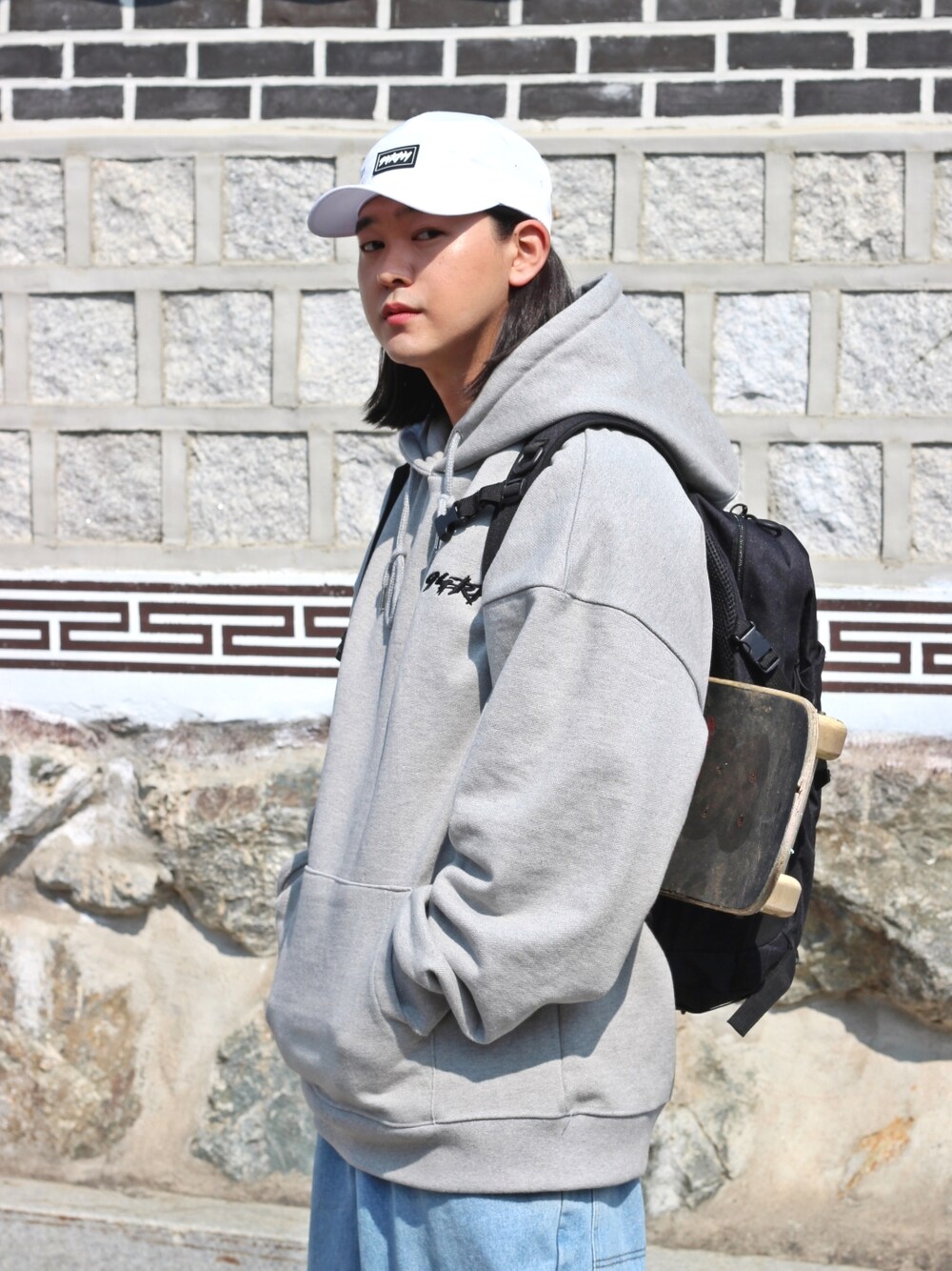 ブラック系のスニーカー、グレー系のパーカーを着用したメンズの春コーディネートの3枚目の写真