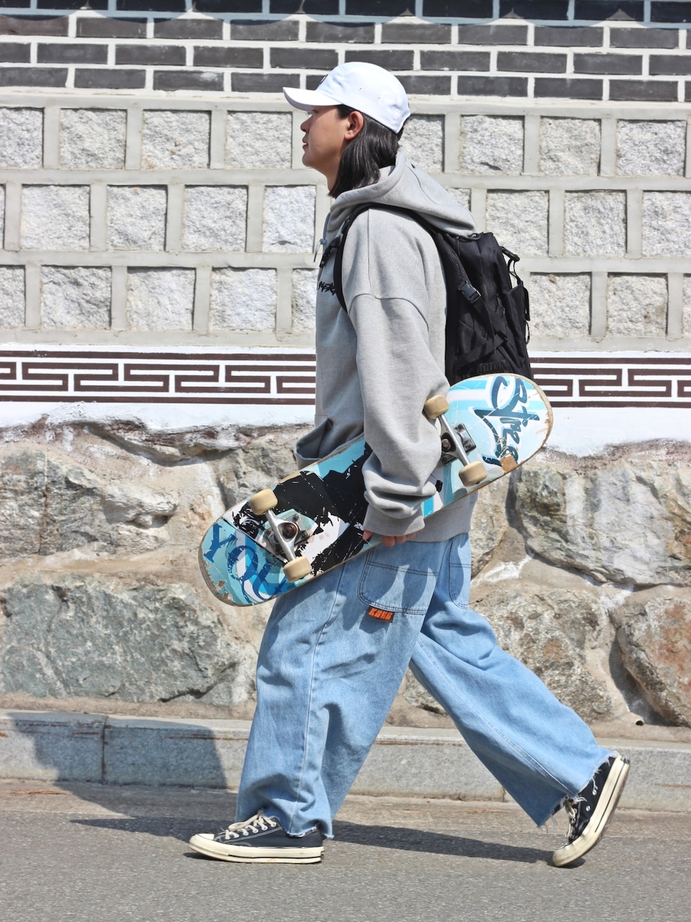 ブラック系のスニーカー、グレー系のパーカーを着用したメンズの春コーディネートの2枚目の写真