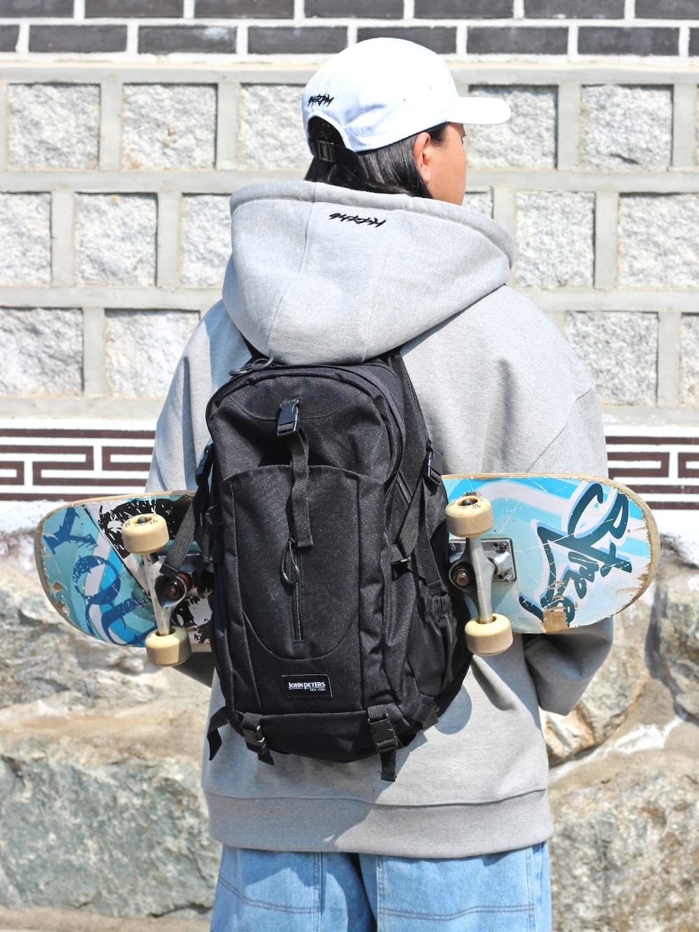 ブラック系のスニーカー、グレー系のパーカーを着用したメンズの春コーディネートの4枚目の写真