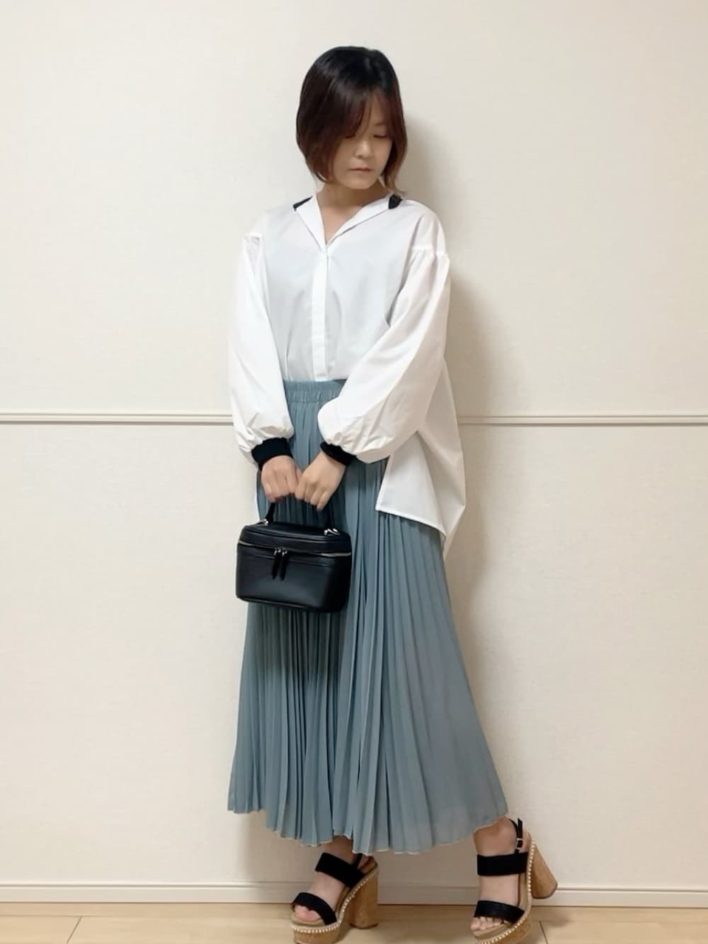ブラック系のシャツ/ブラウス、ブルー系のその他パンツ、ブラック系のサンダルを着用したレディースの春コーディネートの1枚目の写真