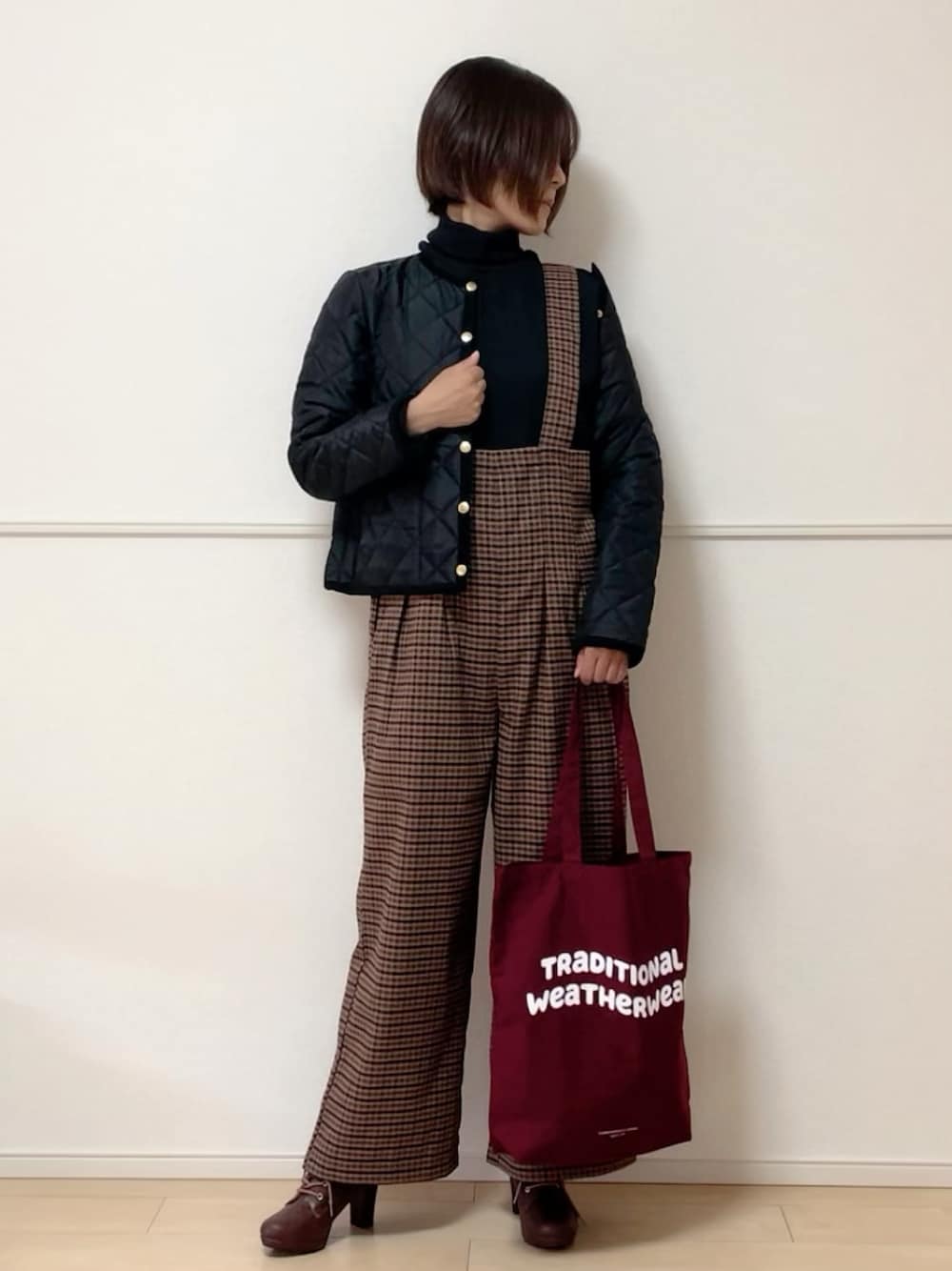 ブラック系のノーカラージャケット、ブラック系のTシャツ/カットソー、ブラウン系のサロペット/オーバーオールを着用したレディースの秋コーディネートの1枚目の写真