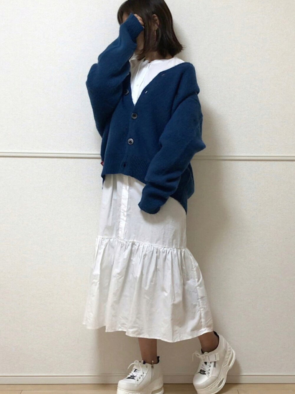 シャツワンピースを使った「ロイヤルブルー」の人気ファッション