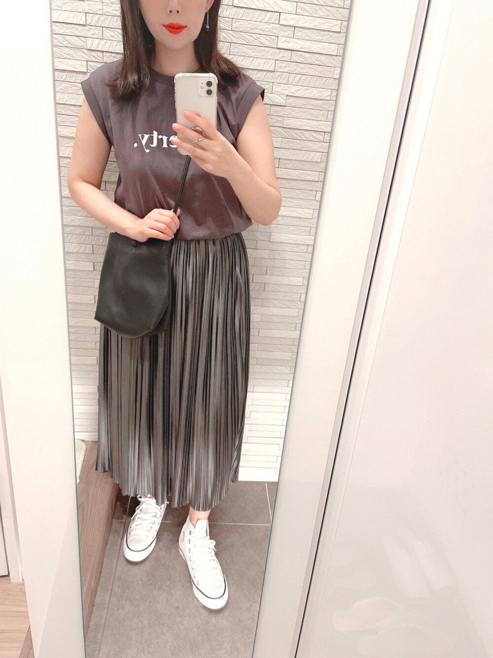 「ハイカットスニーカー、コンバース、シンプル、大人カジュアル、着回しコーデ、休日スタイル、夏コーデ、Tシャツ、プリーツスカート、プチプラコーデ」｜「coca（coca）のアソートロゴフレンチスリーブTシャツ（Tシャツ/カットソー、グレー系）」を使った、mhさん（レディース・155cm）の夏コーディネートの1枚目の写真