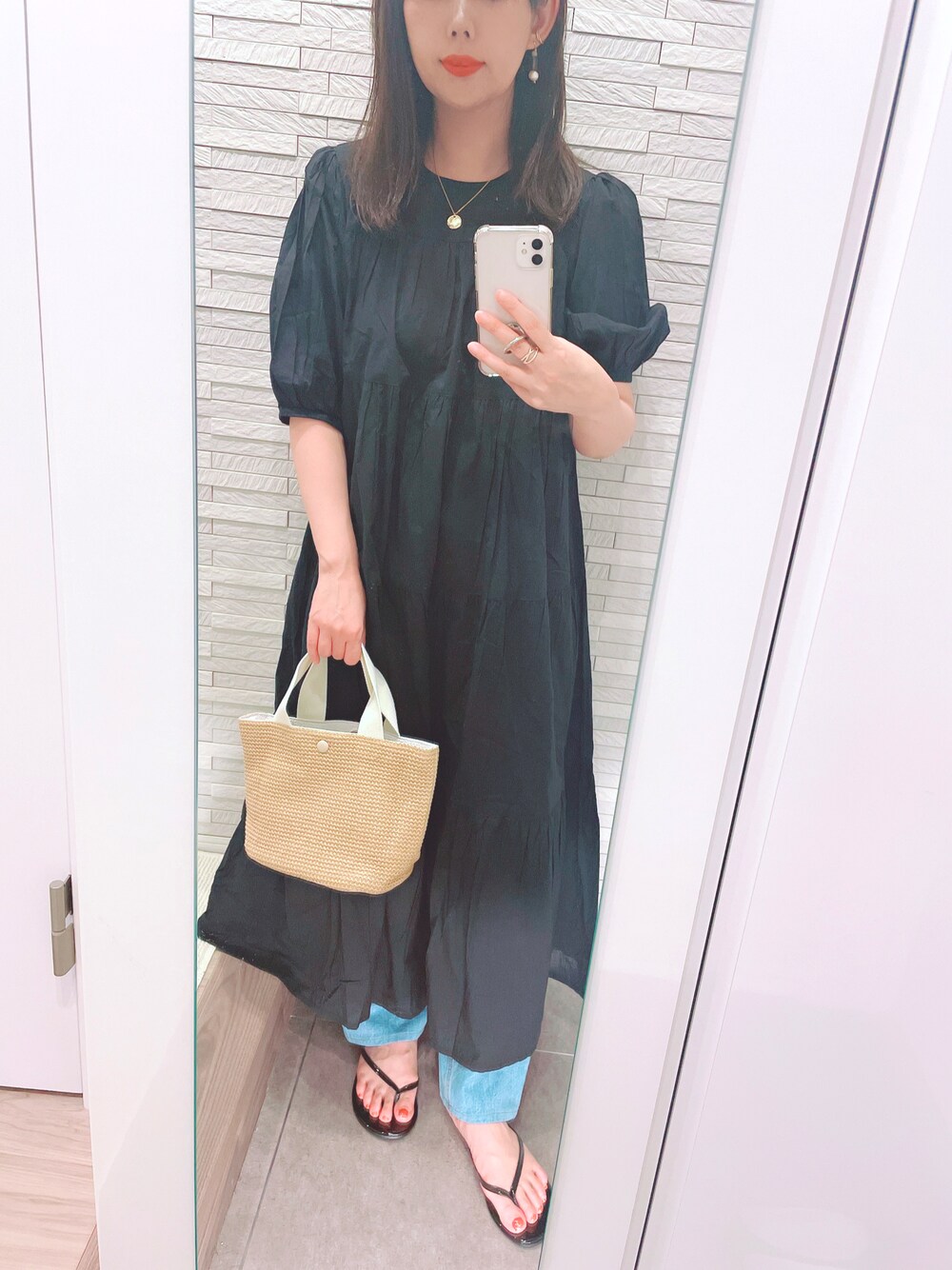 「大人カジュアル、シンプル、着回しコーデ、休日スタイル、ビッグシルエット、ワンピース、デニムパンツ、GU、レイヤードスタイル、ロングワンピース、ティアードワンピース、トングサンダル、かごバッグ」｜「Auntie Rosa Holidayのティアードボリュームワンピース（ワンピース、ブラック系）」を使った、mhさん（レディース・155cm）の夏コーディネートの1枚目の写真