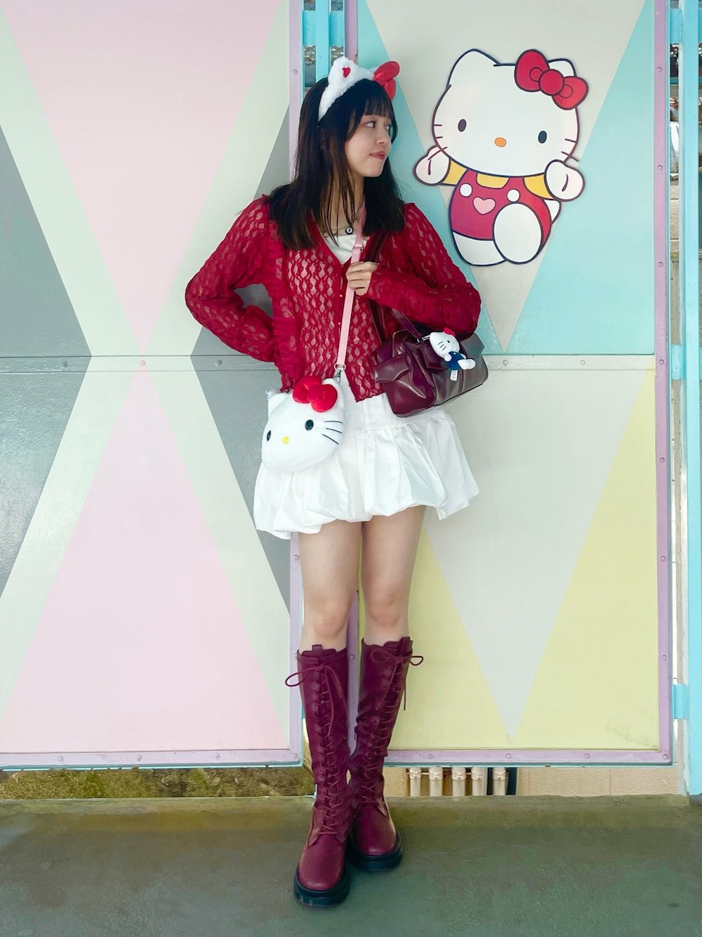 「レイヤードスタイル、夏ファッション、大人可愛い、シアートップス、ガーリー、赤、ロングブーツ、バルーンスカート、ミニスカート、カーディガン、ブーツ、ショルダーバッグ、jouetie、JEANASiS、Heather」｜「Heatherのバルーンミニスカート（スカート、ホワイト系）」を使った、ミリアさん（骨格ストレート・レディース・158cm）の夏コーディネートの1枚目の写真